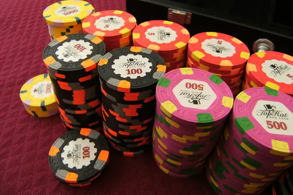 Tại sao nhiều sòng bạc lại sử dụng phỉnh poker